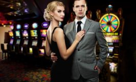 kvinde i cocktailkjole og mand i jakkesæt på casino
