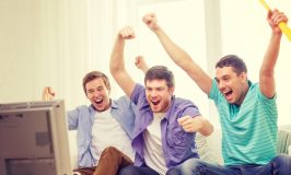tre-unge-maend-ser-sport-paatv-og-ser-meget-entusiastiske-ud