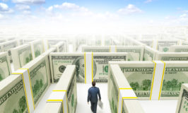 pengelabyrint-mand-gaar-gennem-labyrint-af-pengesedler-investering