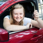 Ung kvinde har netop fået nøglen til sin nye bil