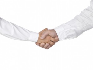 Håndtryk - To mænd giver hinanden hånd