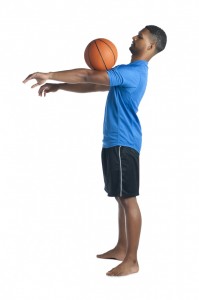 Mand i sportstøj balancerer en basket bold