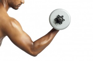 Mand træner biceps med håndvægt