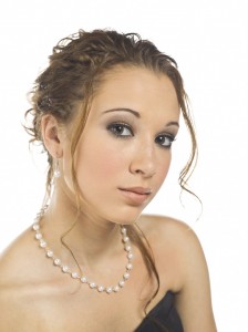 Ung kvinde med halskæde af perler