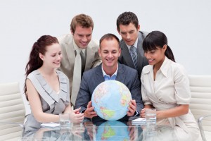 En gruppe mennesker ser på en global globus og fokuserer på verden
