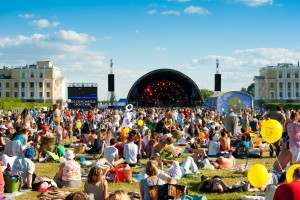 Festival på grønt område med stor musikscene