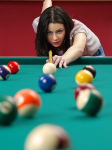 Pige spiller billard - pool