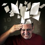 Stress - mand med en masse papirer flyvende ud af hovedet
