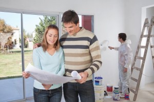Ungt par er ved at flytte ind i ny lejlighed - håndværkere istandsætter