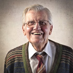 ldre mand iklædt cardigan