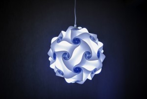 Designer lampe hænger fa loftet