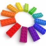 Cirkel af legoklodser i regnbuens farver