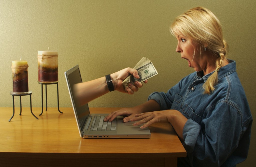 Kvinde får penge gennem computeren - lån