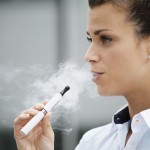 Kvinde ryger elektronisk cigaret