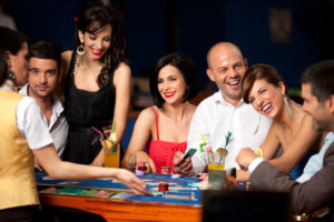glade festklædte mennesker spiller blackjack på casino