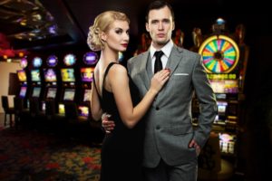 kvinde i cocktailkjole og mand i jakkesæt på casino