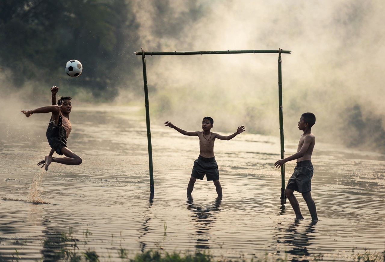primitivt-fodboldmaal-og-drenge-som-spiller-fodbold